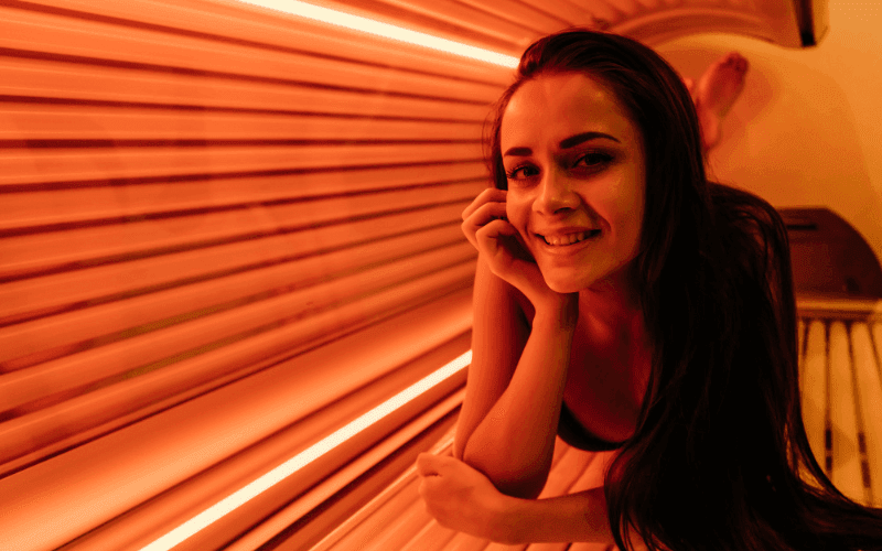 Femme dans un solarium