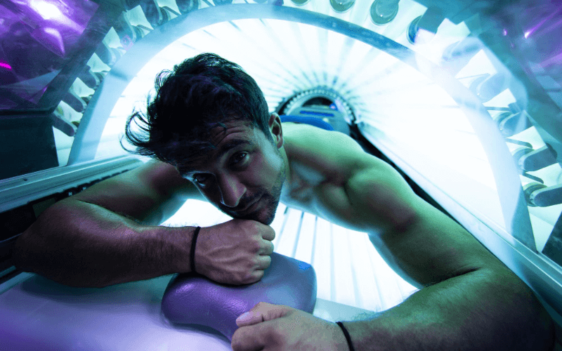 Homme dans un solarium